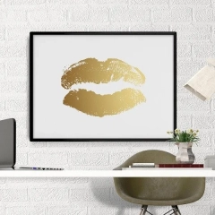 Złote usta - plakat ze złotym nadrukiem , wymiary - 40cm x 50cm, kolor ramki - czarny, kolor nadruku - srebrny