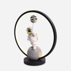 Lampka nocna stołowa ASTRONAUTA z planetą czarna