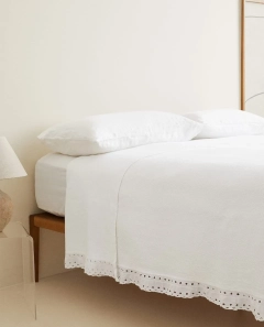 Narzuta z wypukłym wzorem i haftowana falbanką biała 230x250 Zara Home