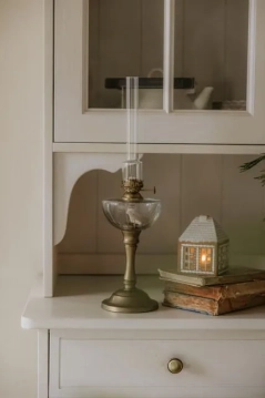Lampa oliwna na mosiężnej nóżce h45cm