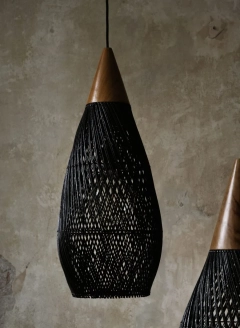 Rattanowy klosz z drewnem teakowym - M - Czarny - CONE I Bally Hands