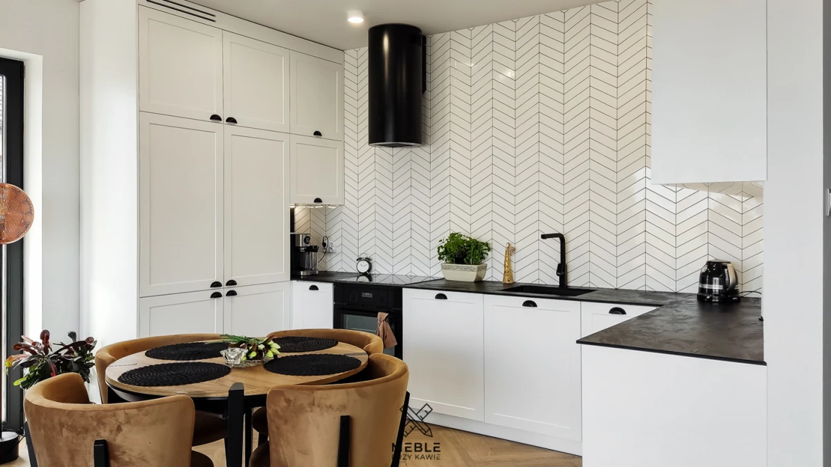 Klasyczna biała kuchnia z czarnymi akcentami