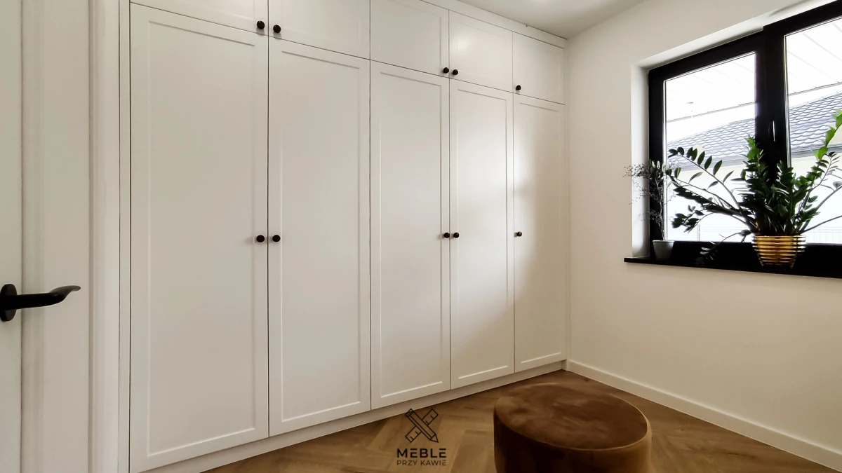 Garderoba z frontami frezowanymi