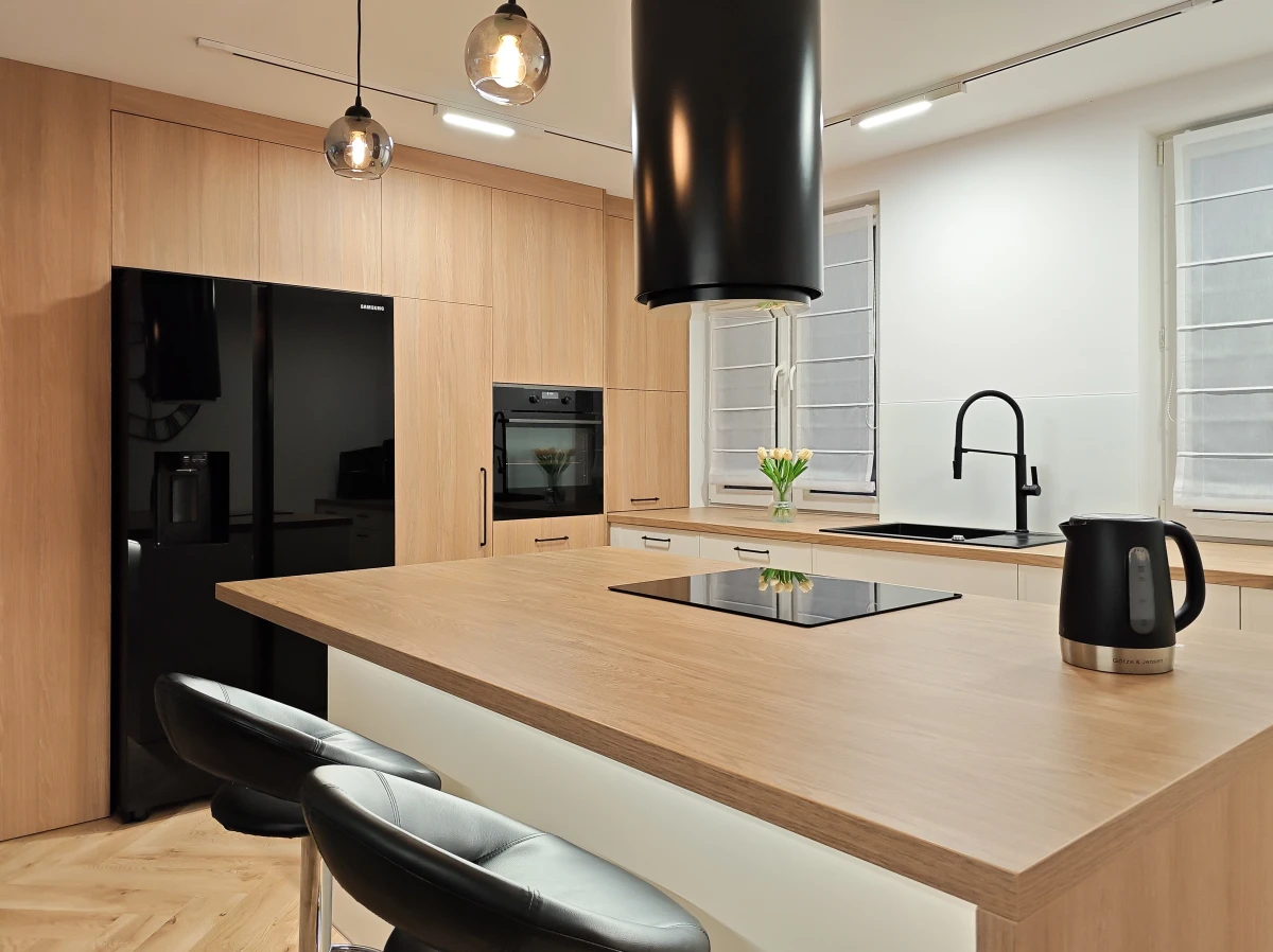 Kuchnia otwarta na salon – efektowna metamorfoza strefy dziennej