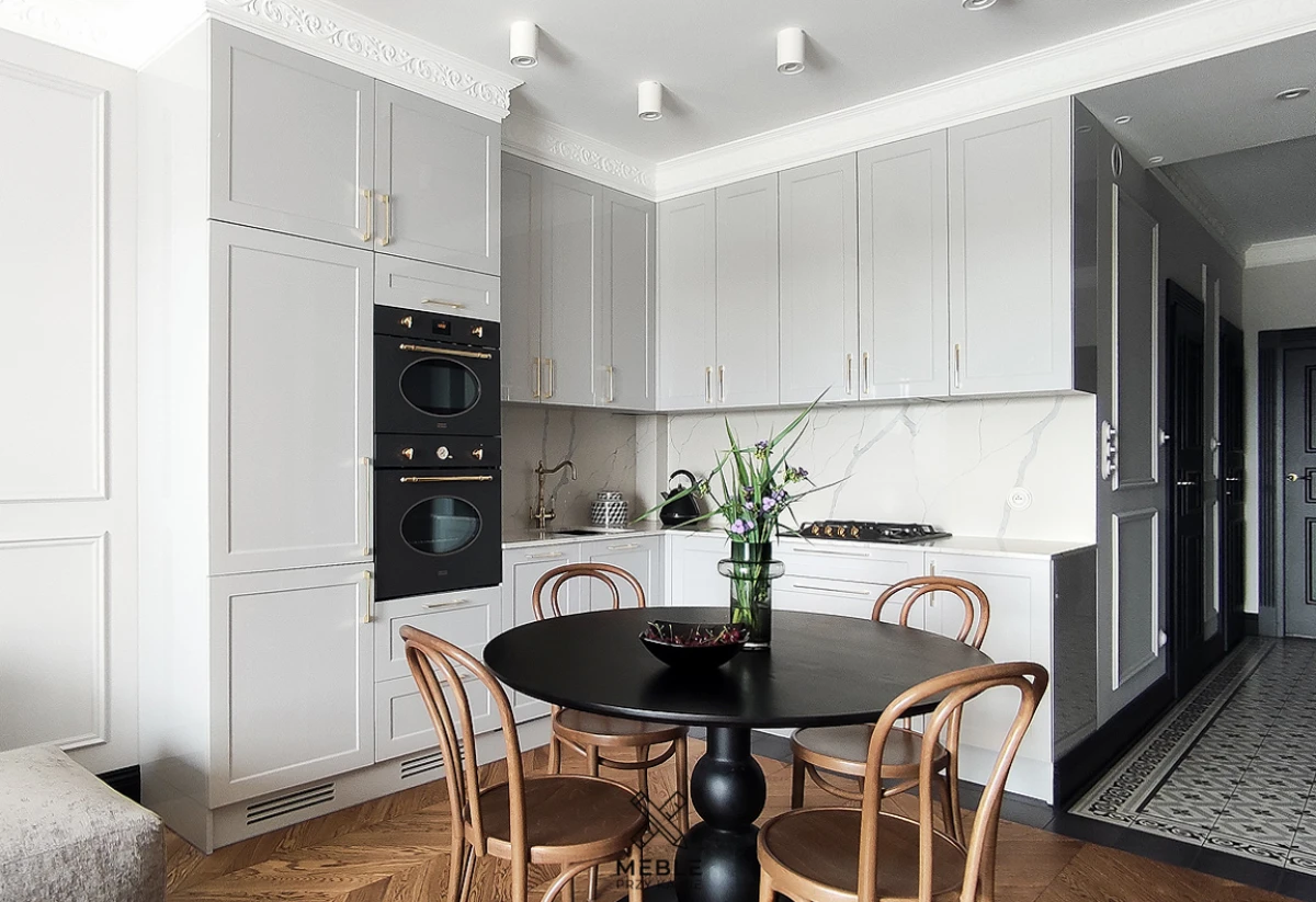 Jasnoszara kuchnia w stylu vintage - elegancja z duszą