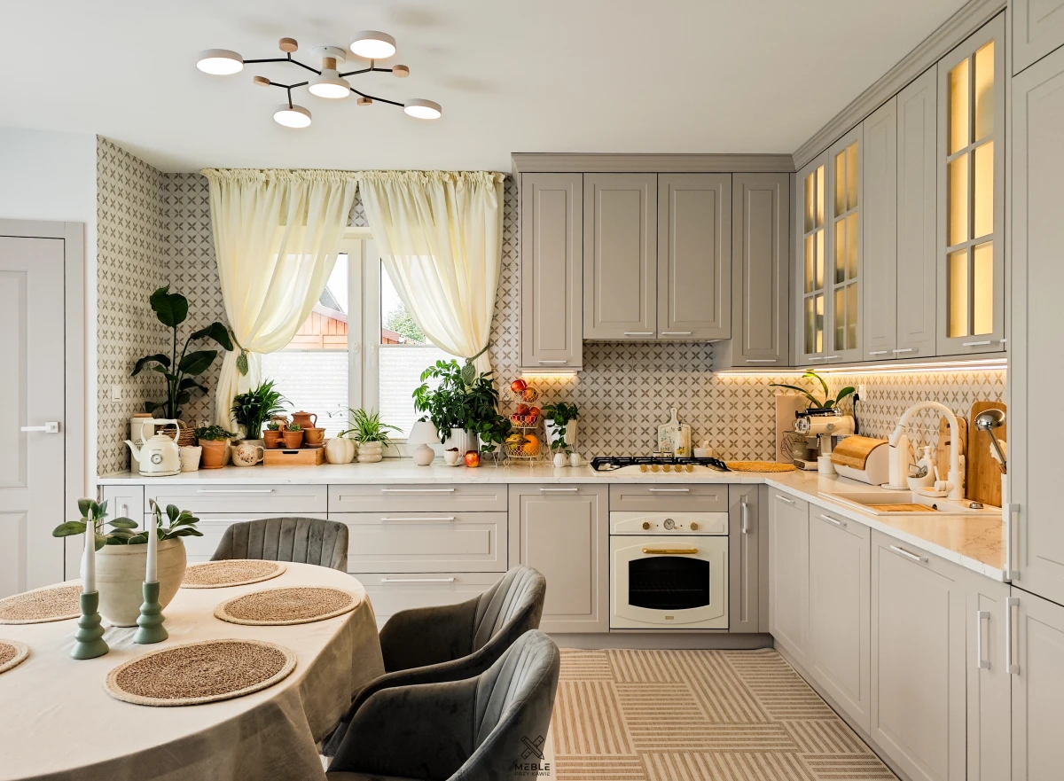 Klasyczna kuchnia w kolorze kaszmirowym - elegancja pełna ciepła i klimatu