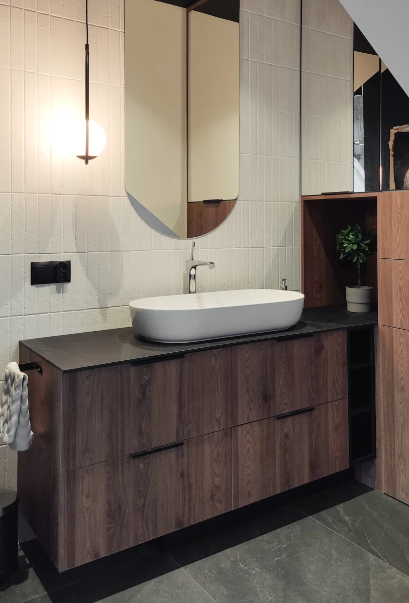 Zabudowa łazienkowa z ciemnobrązowej płyty laminowanej