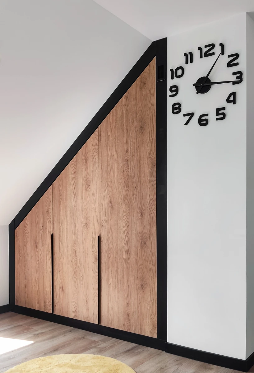 Szafa z czarną opaską pod skosem