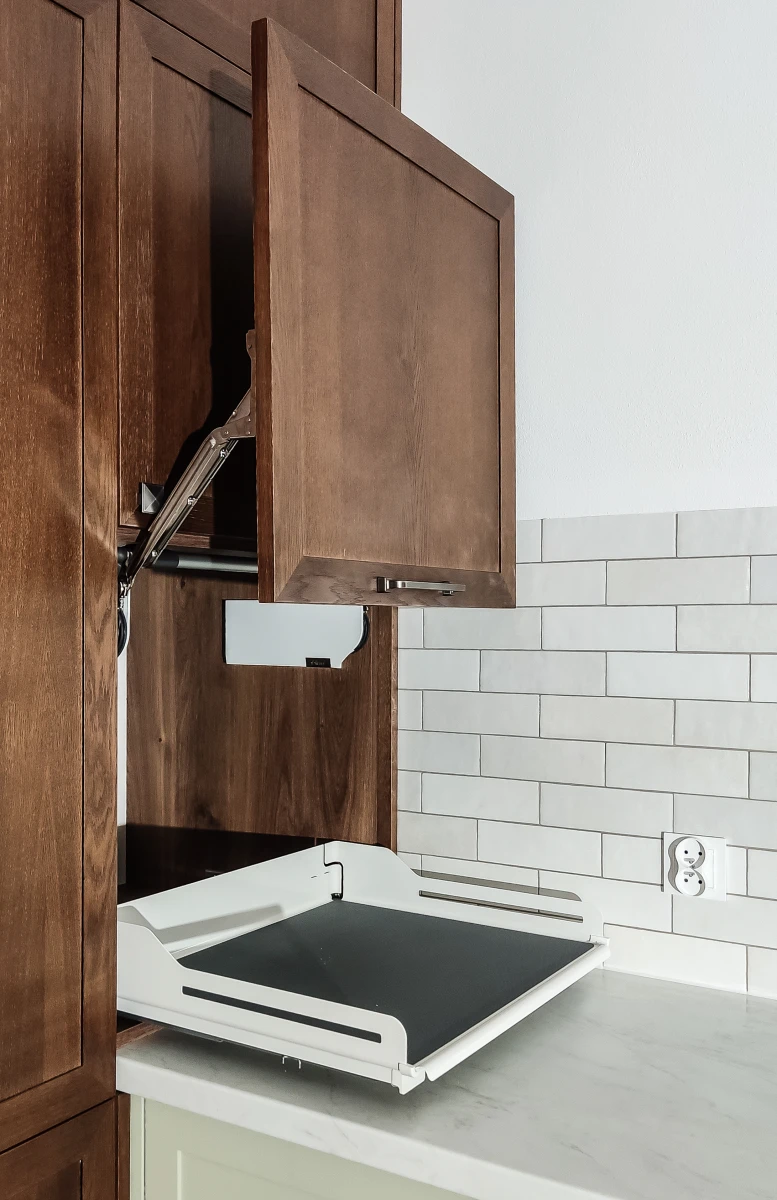 Zabudowa rogu w kuchni - półka na ekspres