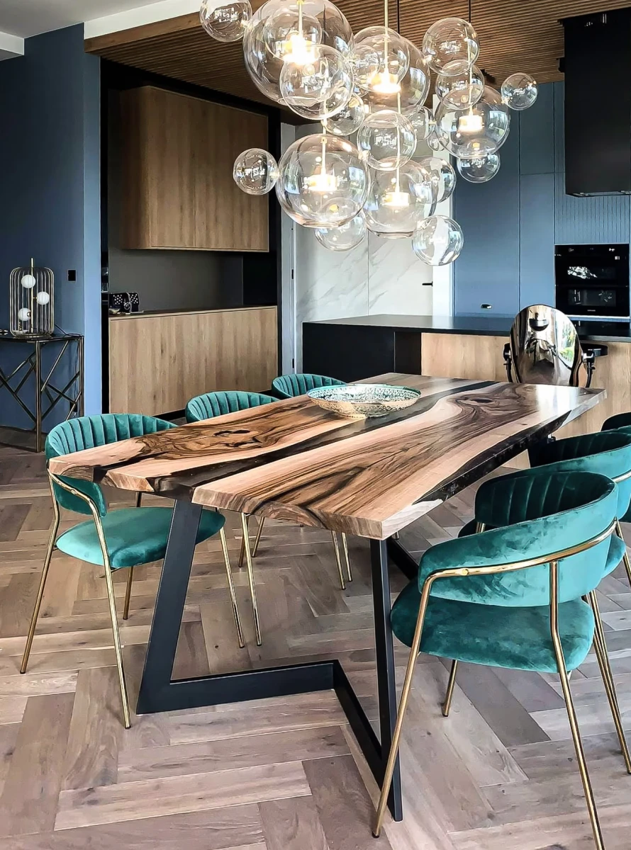 Stół jadalniany z żywicą epoksydową – naturalne drewno w eleganckiej oprawie